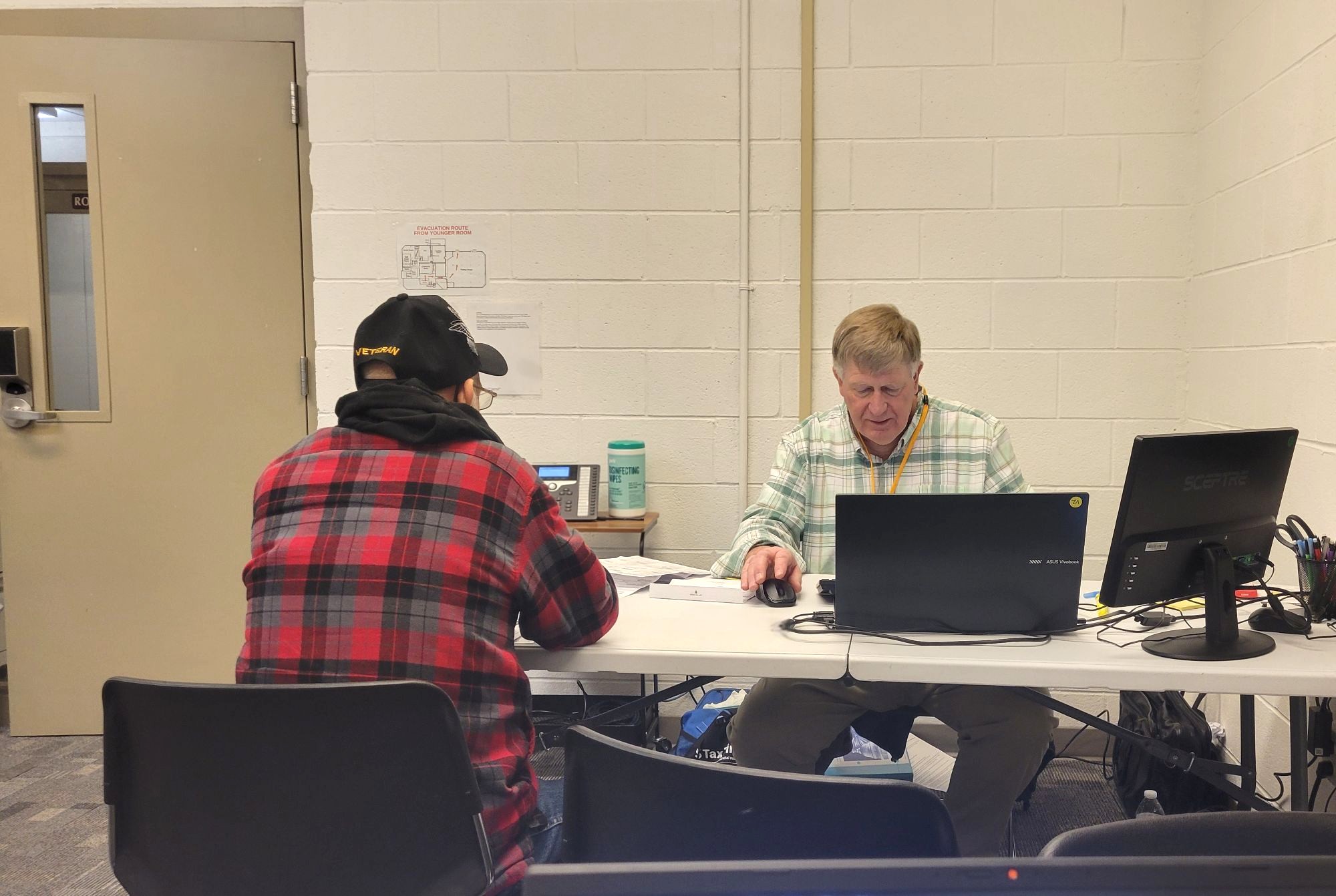 A VITA volunteer completes income taxes for a client